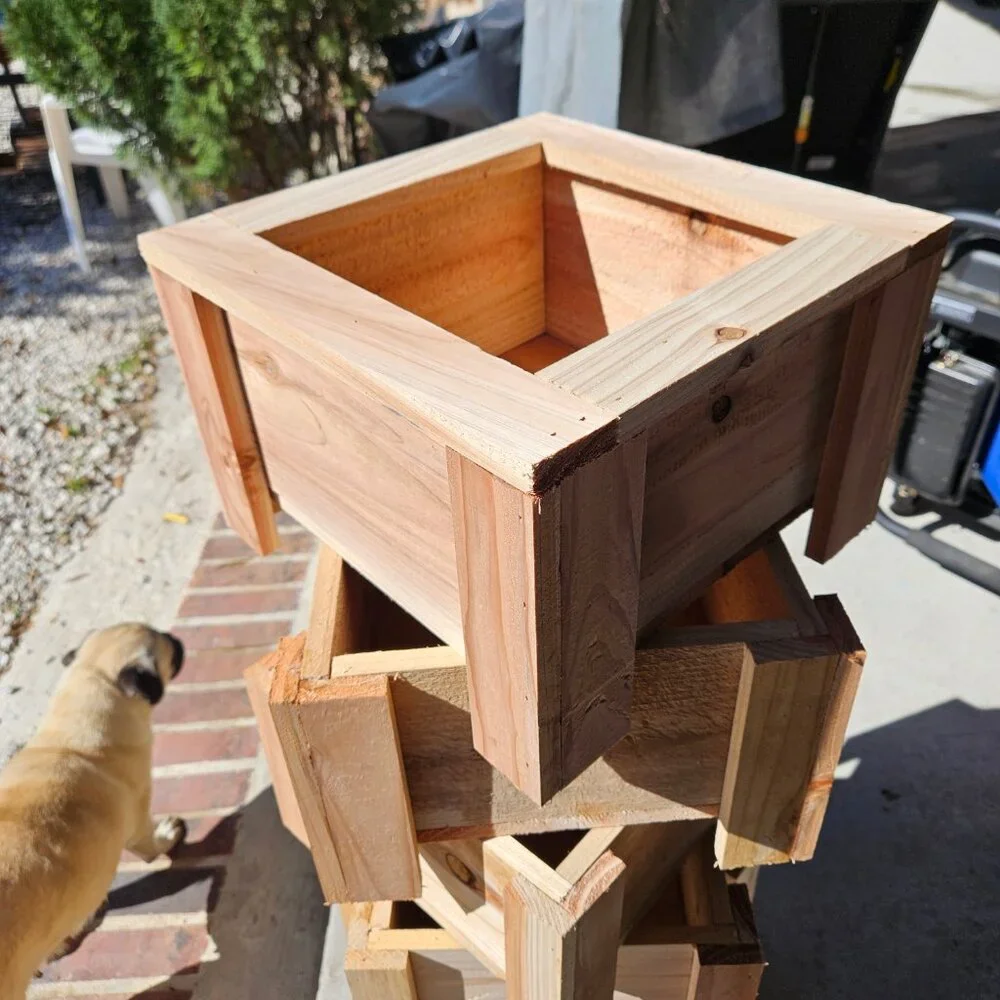 Planter, pots, flowers, decoration, cedar, gifts - Picture 2 of 8